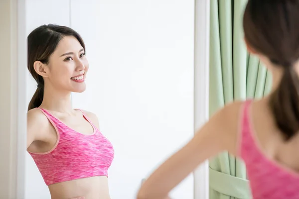 스포츠 여자는 자신을 보고 — 스톡 사진