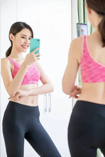 Deporte mujer tomar selfie — Foto de Stock