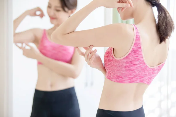 Mujer asiática mira su brazo — Foto de Stock