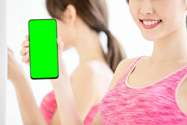 Frau zeigt Green-Screen-Handy — Stockfoto
