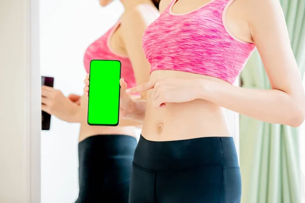 Mujer Mostrar teléfono pantalla verde — Foto de Stock
