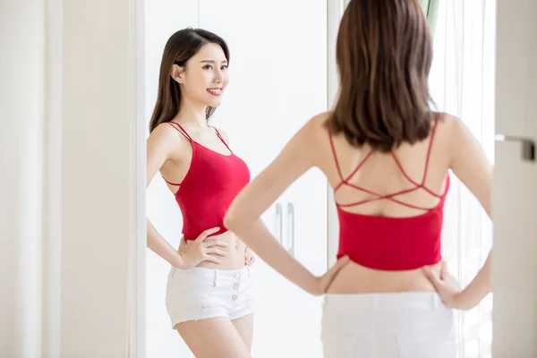 Fille regarder dans miroir heureusement — Photo