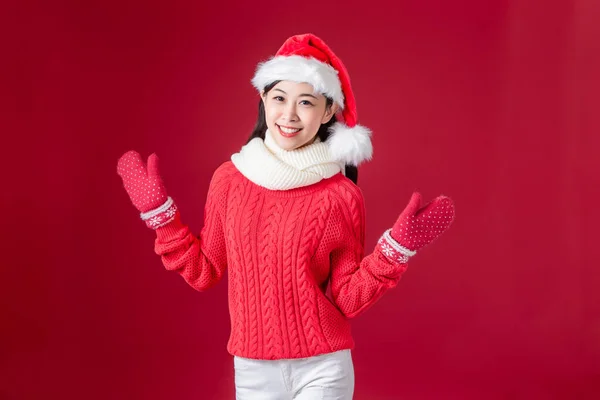 Asyalı kadın Noel şapkası takıyor. — Stok fotoğraf
