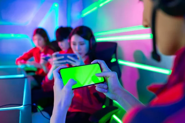 Ескорт геймери грають в мобільну гру — стокове фото