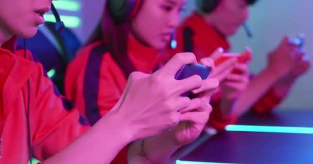 Ескорт геймери грають в мобільну гру — стокове відео