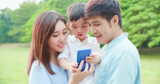 Eltern und Kind schauen Smartphone — Stockvideo