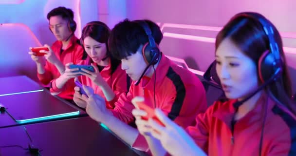 Esport gamers spelen mobiel spel — Stockvideo