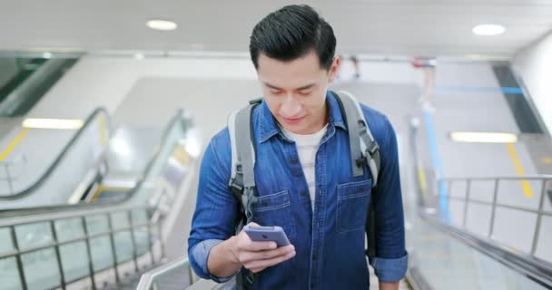 Azji człowiek używać 5g smartphone — Wideo stockowe