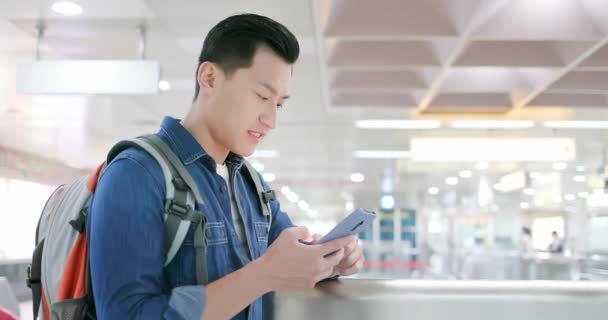 Asiático homem uso 5G smartphone — Vídeo de Stock