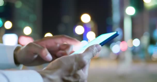 Hombre de negocios utilizar el teléfono al aire libre — Vídeo de stock