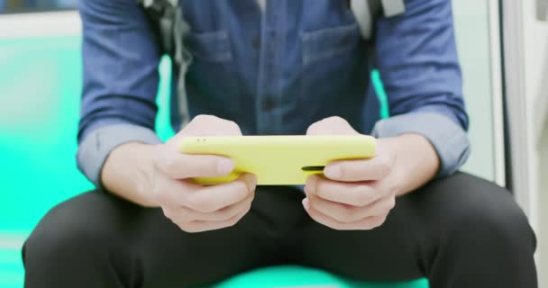 Aziatische man spelen mobiel spel — Stockvideo