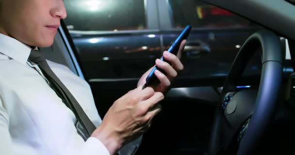Людина використовує смартфон, що з'єднує автомобіль — стокове відео