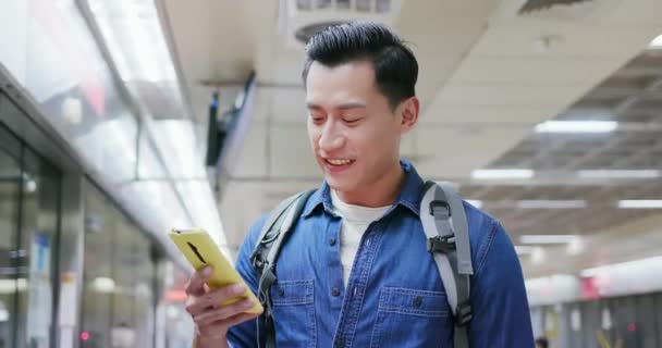 Азиатский человек использовать смартфон — стоковое видео
