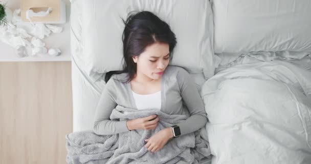 Wanita asia batuk di kamar tidur — Stok Video