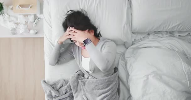 Frau hat Kopfschmerzen — Stockvideo