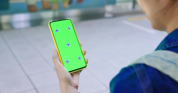 Mujer asiática uso smartphone — Vídeo de stock