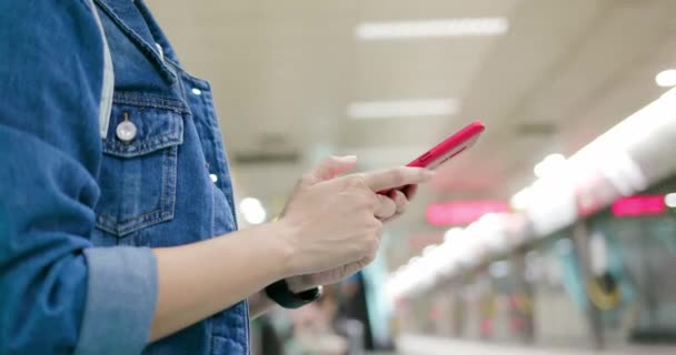 Asiático mulher uso smartphone — Vídeo de Stock