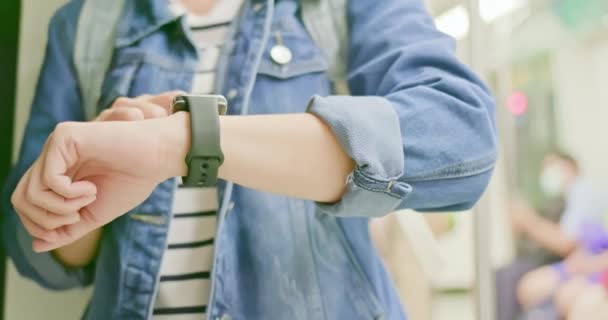 Женщина выглядит носимые умные часы — стоковое видео