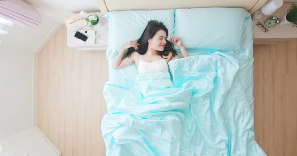 Mujer durmiendo bien en la cama — Vídeo de stock