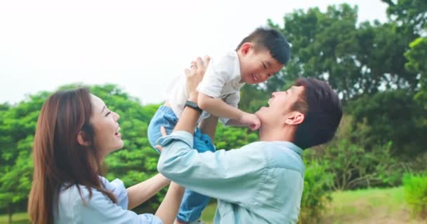 Asiático padres jugar con niño — Vídeo de stock
