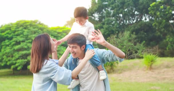 Азіатські батьки грають з дитиною — стокове відео