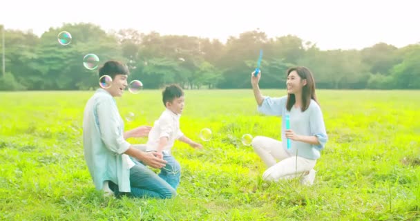 Asiático padres jugar con niño — Vídeo de stock