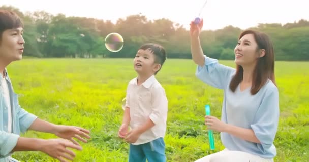 Asiático padres jugar con niño — Vídeos de Stock