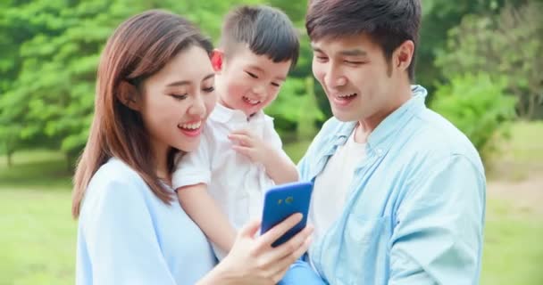 Rodič a dítě vypadají smartphone — Stock video