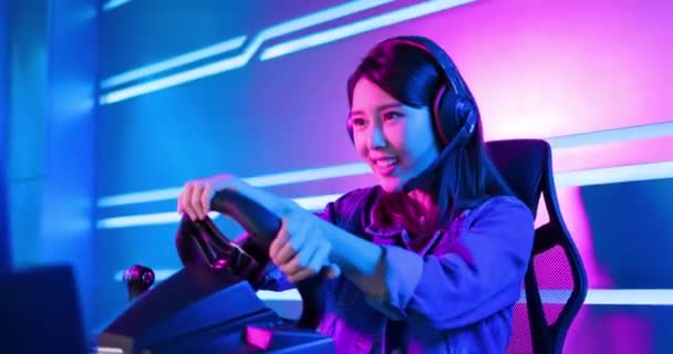 Cybersport gamer spelen auto racen — Stockvideo