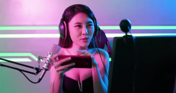 Asiatisk flicka har live stream — Stockvideo