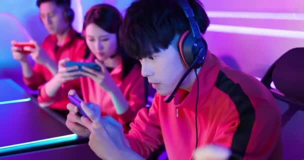 Esport gamers spelen mobiel spel — Stockvideo