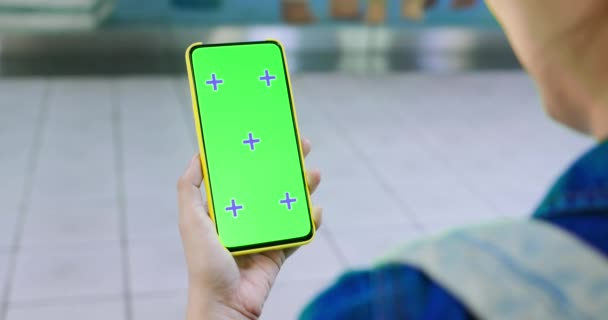 Mujer asiática uso smartphone — Vídeo de stock