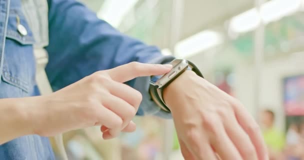 Frau nutzt tragbare Smartwatch — Stockvideo