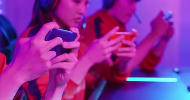 Esport gamers spelen mobiel spel — Stockvideo