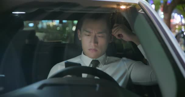 Businessman feel depressed in car — Stock Video