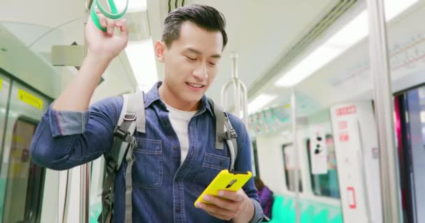 Aziatische man gebruik 5g smartphone — Stockvideo
