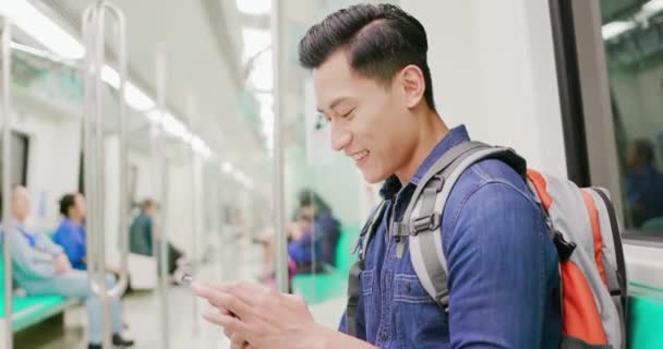 アジア人男性は5gスマートフォンを使い — ストック動画