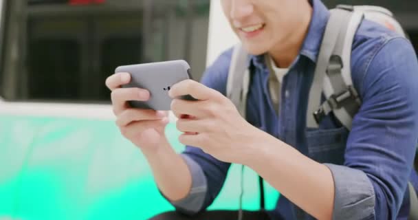 Aziatische man spelen mobiel spel — Stockvideo