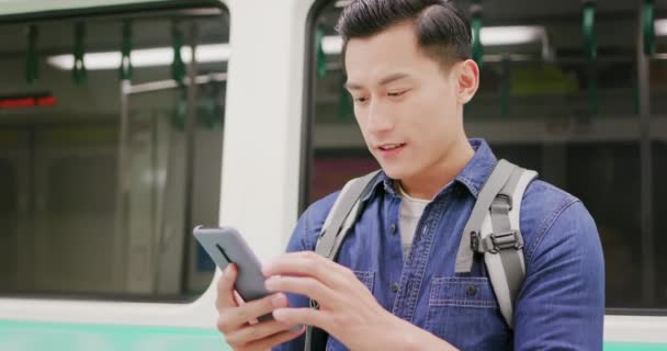 Asiático hombre uso 5G smartphone — Vídeo de stock
