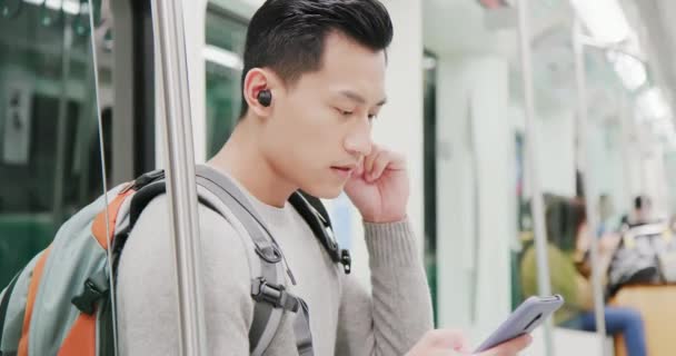 Азиатский человек носить беспроводные наушники — стоковое видео