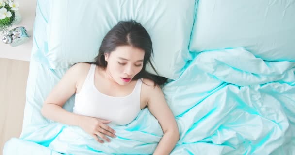 Mujer durmiendo bien en la cama — Vídeos de Stock