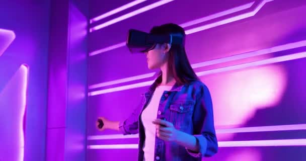 Asyalı kız VR gözlük takıyor. — Stok video