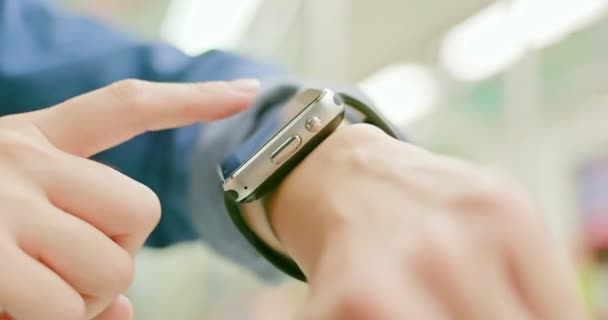 Kobieta używać nosić inteligentny zegarek — Wideo stockowe