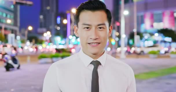 Asiatique homme sourire à vous — Video