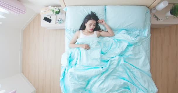 Женщина хорошо спит в постели — стоковое видео