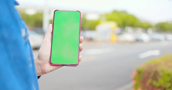 Asyalı kadın akıllı telefon kullanıyor. — Stok fotoğraf