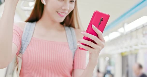 Asiatische Mädchen verwenden 5g Smartphone — Stockvideo