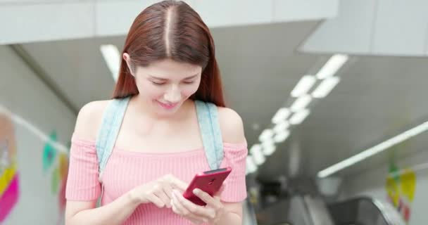 Asyalı kadın 5G akıllı telefon kullanıyor. — Stok video