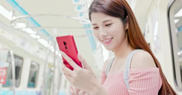 Chica uso de teléfono inteligente en metro — Vídeo de stock