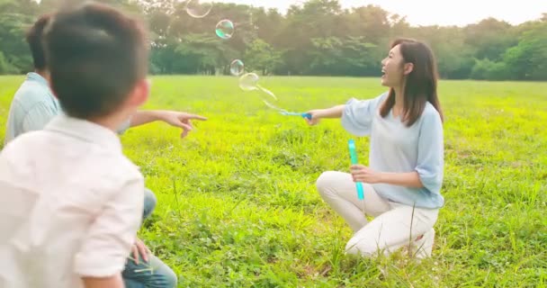 Asiatiska föräldrar leker med barn — Stockvideo